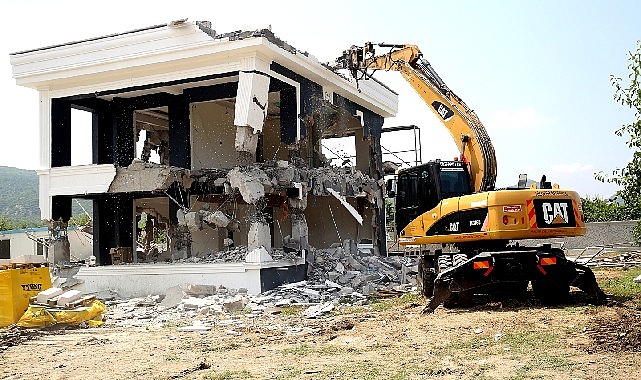 Tarım arazisine yapılan lüks yapı yerle bir edildi