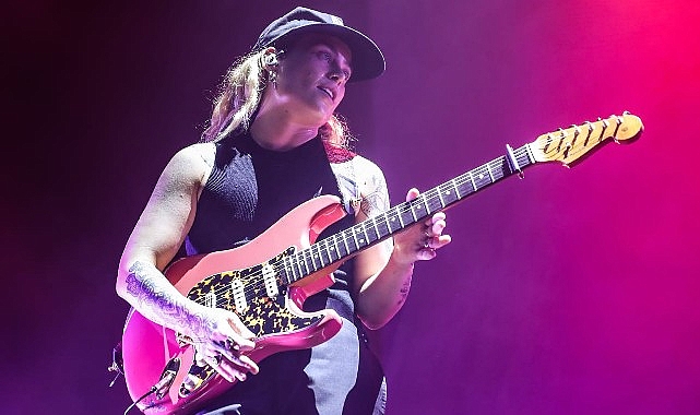 Tash Sultana Türkiye’de İlk Kez PSM Loves Summer by %100 Müzik Kapsamında Müzikseverlerle Buluştu