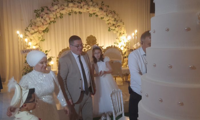 ONARANLARIN MUTLU GÜNÜ ATAKAN TUNA ERKEKLİĞE MERHABA DEDİ