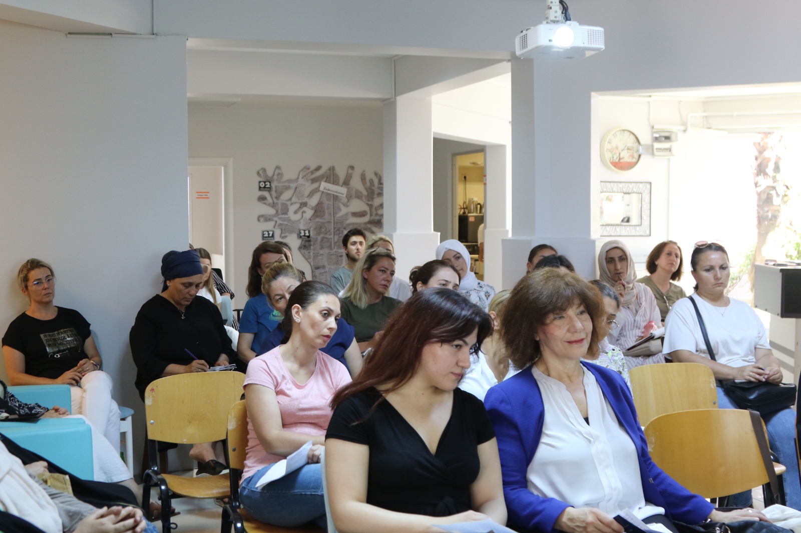 500 KADINA   11 KURS SUNULUYOR