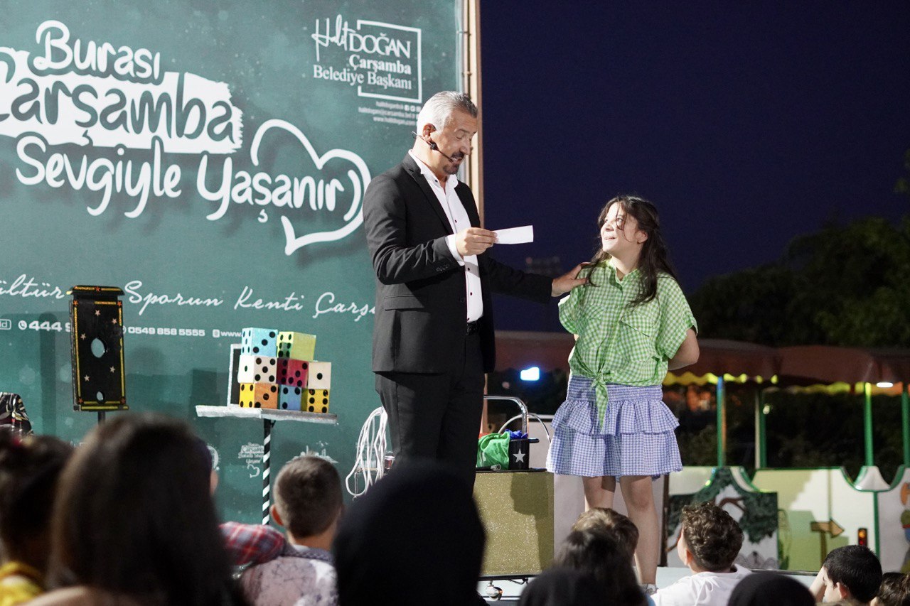 AÇIK HAVA YAZ AKŞAMLARI’NDA NEŞE DOLU GECE