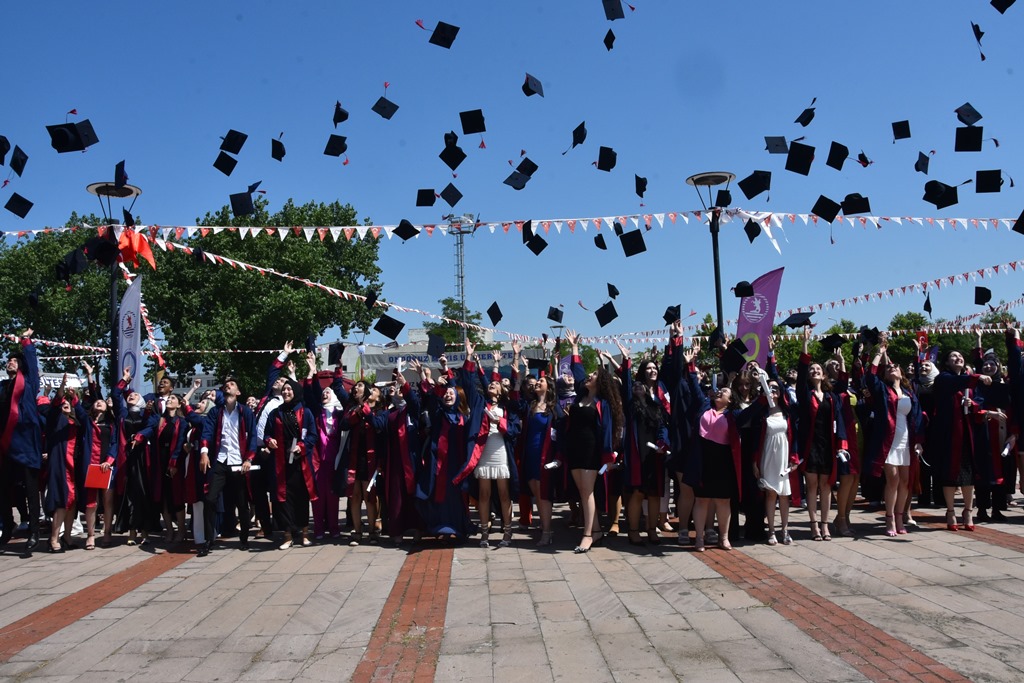Fen Fakültesi Mezuniyeti Coşkuyla Kutladı