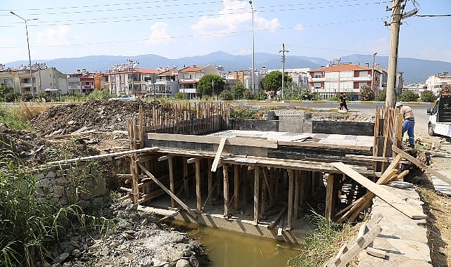 Akçay Pina Deresi’ne yeni köprü yapılıyor