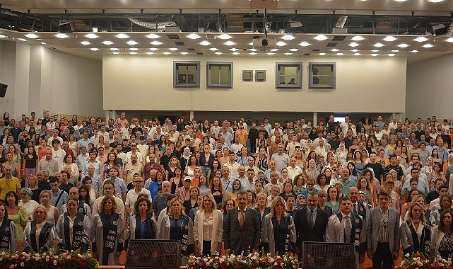 Çiçeği burnunda diş hekimleri sektöre uğurlandı