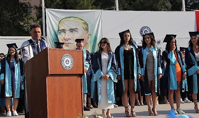 EÜ Edebiyat Fakültesinde 42’nci dönem mezunları kep attı