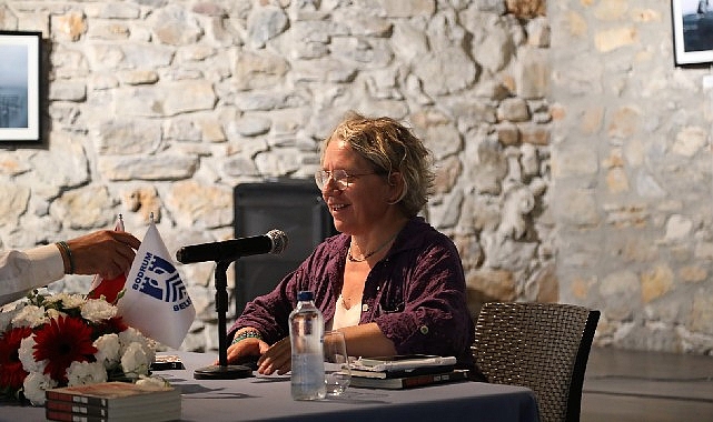 Hacer Foggo “Askıda Hayatlar” kitap imza günü