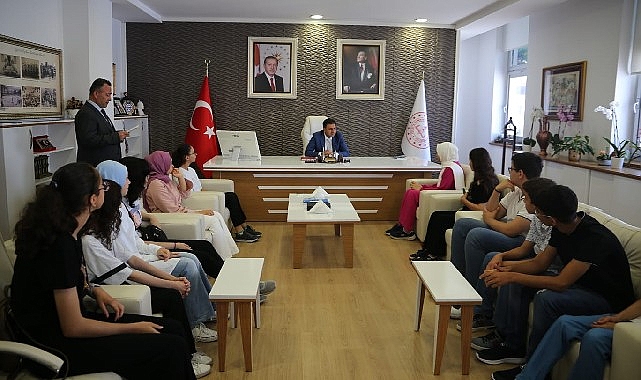 İzmir İl Milli Eğitim Müdürü Doç. Dr. Murat Mücahit Yentür LGS 2023’te Başarı Gösteren İmam Hatip Öğrencileriyle Bir Araya Geldi