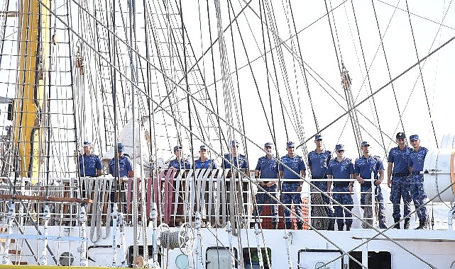 Tarihi gemiyi Torbalı Belediye bandosu karşıladı