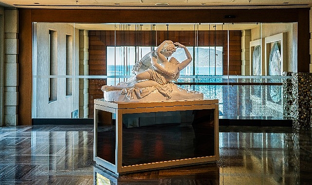 Ünlü Heykeltraş Server Demirtaş’ın ”Aşk” adlı eseri Caresse Bodrum’da