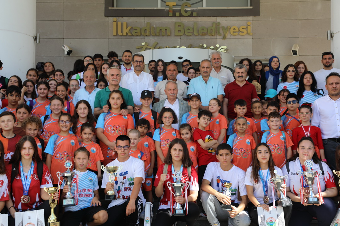 DEMİRTAŞ DERECE YAPAN SPORCULARI GRAM ALTINLA ÖDÜLLENDİRDİ