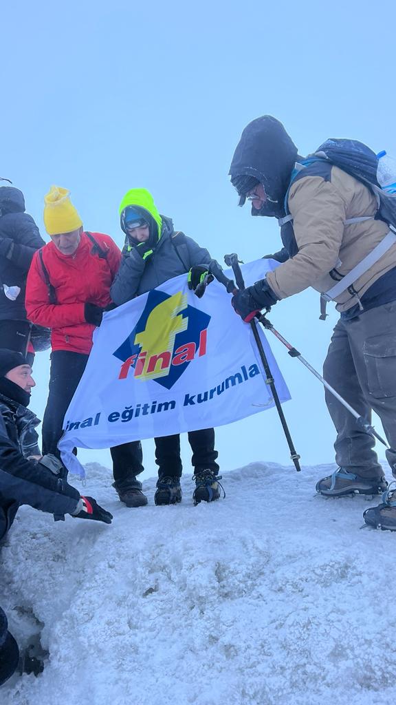 Ege Belis Eroğlu 16 yaşında Ağrı Dağı tırmanışını gerçekleştirdi.