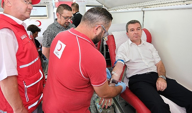 Bergama Belediye Başkanı Hakan Koştu, Kızılay’a destek için kan verdi
