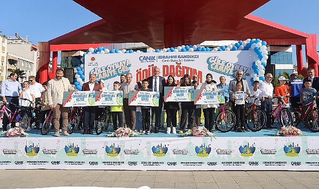 Canik’te Güle Oynaya Camiye Gelen 1185 Çocuk Hediyeleriyle Buluştu.