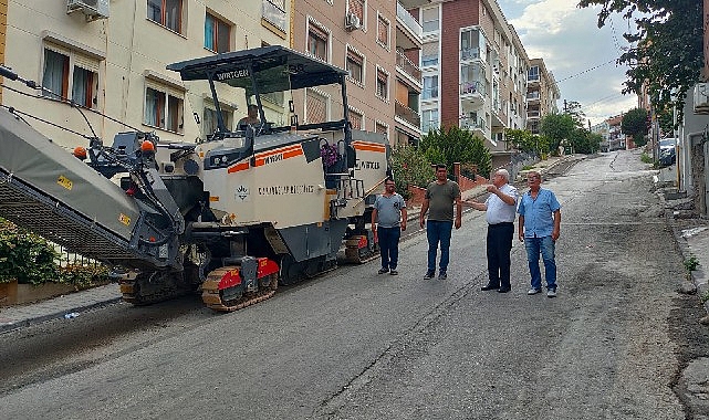 Karabağlar’da asfaltlama çalışmaları sıcak dinlemiyor