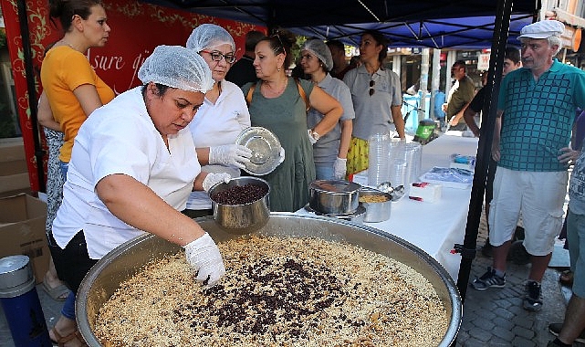 Konak’ta 5 Bin Kişiye Aşure