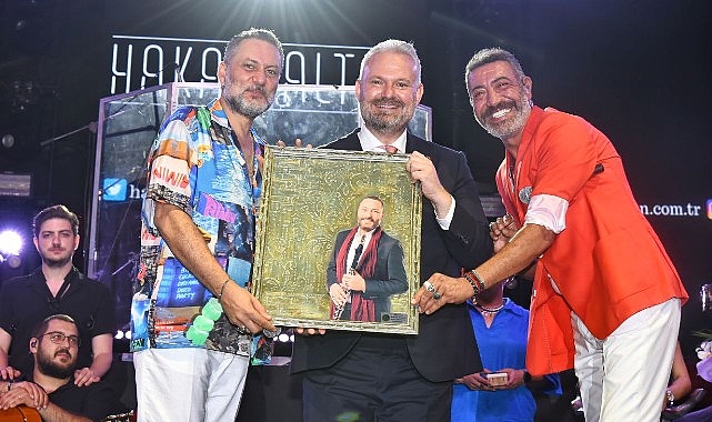 Menemen’de Hakan Altun ve Hüsnü Şenlendirici’den Zafer Konseri