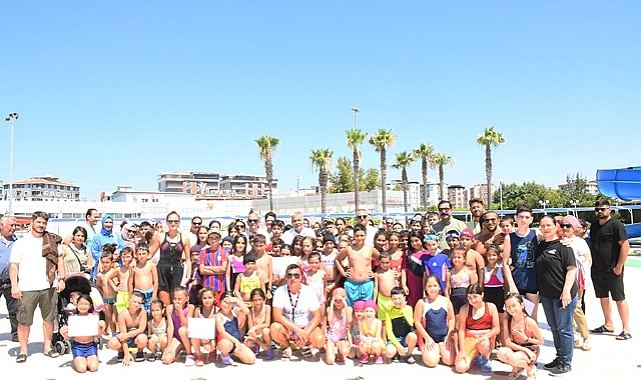 Torbalı’da yüzme öğrenen öğrenciler sertifikalarını aldı