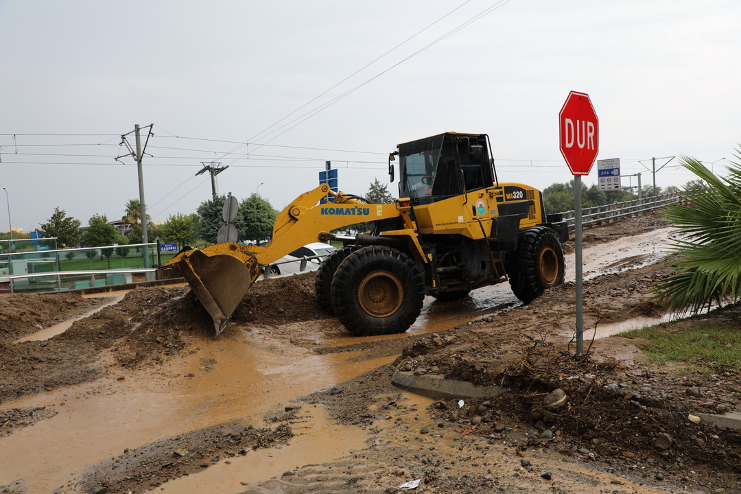 İLKADIM’DA YAŞANAN SEL BASKININ YARALARI SARILIYOR
