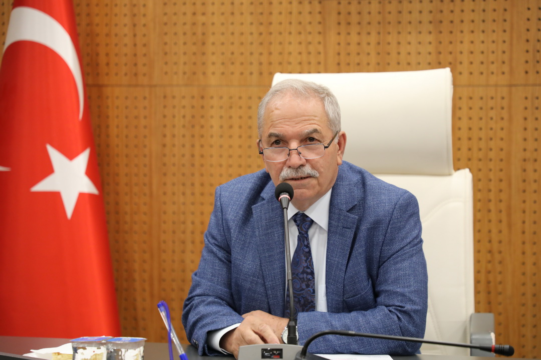 İLKADIM’DA PARK VE YEŞİL ALANLARA BAKIM