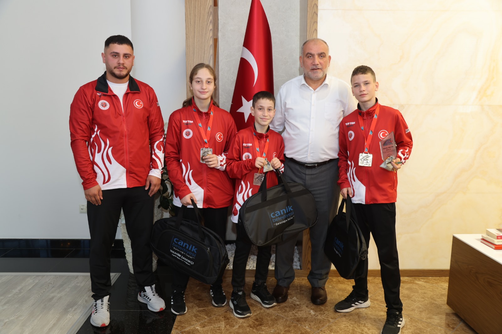 Başkan Sandıkçı Dünya Şampiyonu Sporcuyu Ağırladı