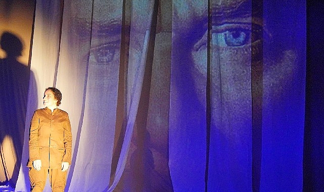 Kurtuluş kadınları, dakikalarca ayakta alkışlandı