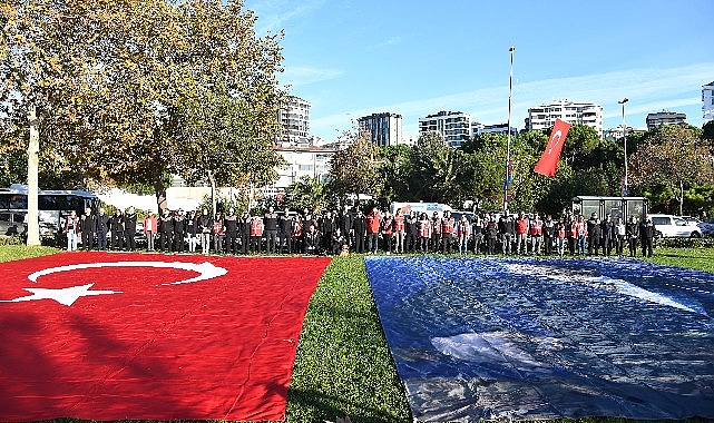 Kadıköy’de binlerce kişi Ata’ya Saygı Zinciri oluşturdu
