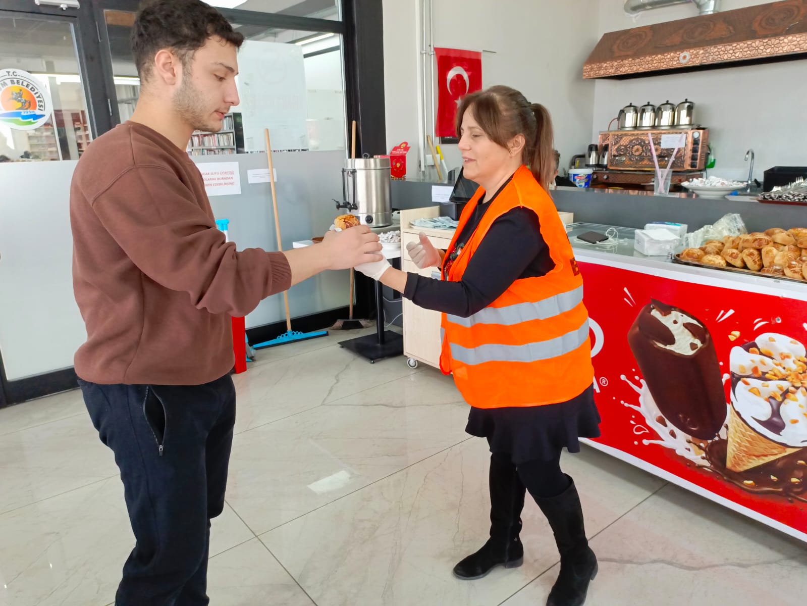 Atakum Belediyesi’nden  öğrencilere ve esnafa sıcak çorba 