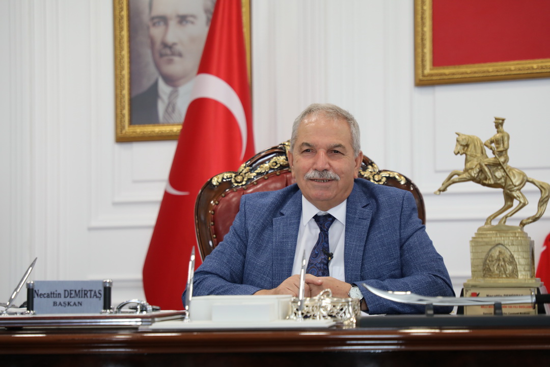 DEMİRTAŞ İLKADIM’I MEVSİMLİK ÇİÇEKLERLE DONATIYOR