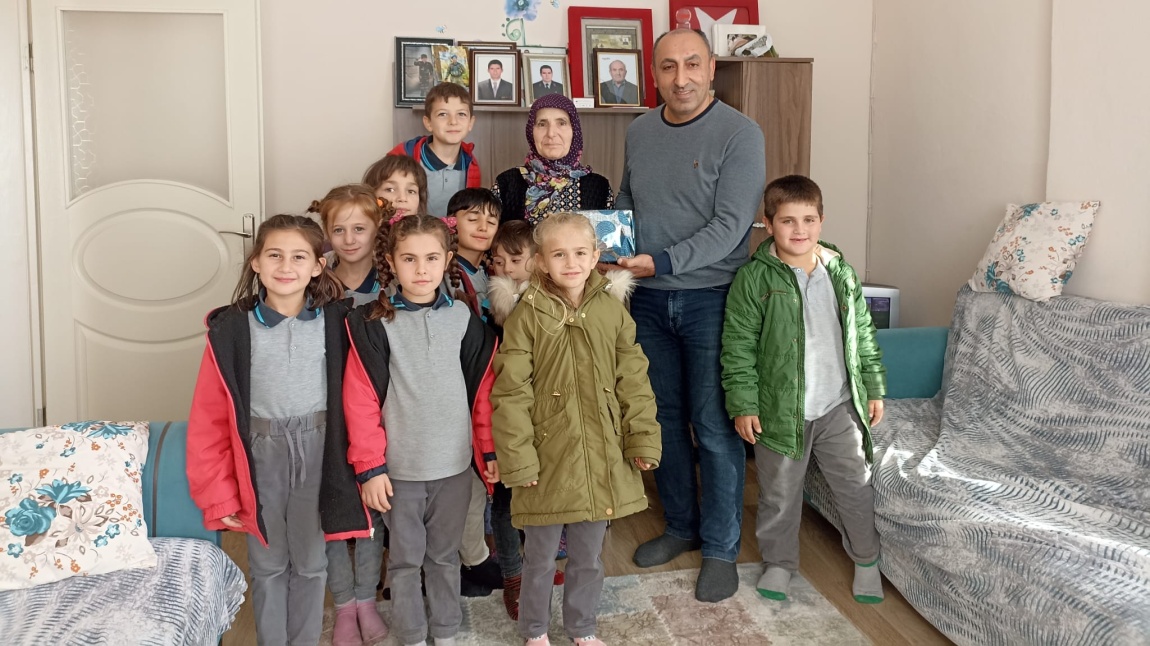 DOĞANCA İLKOKULU ŞEHİT ANNESİNİ ZİYARET ETTİ