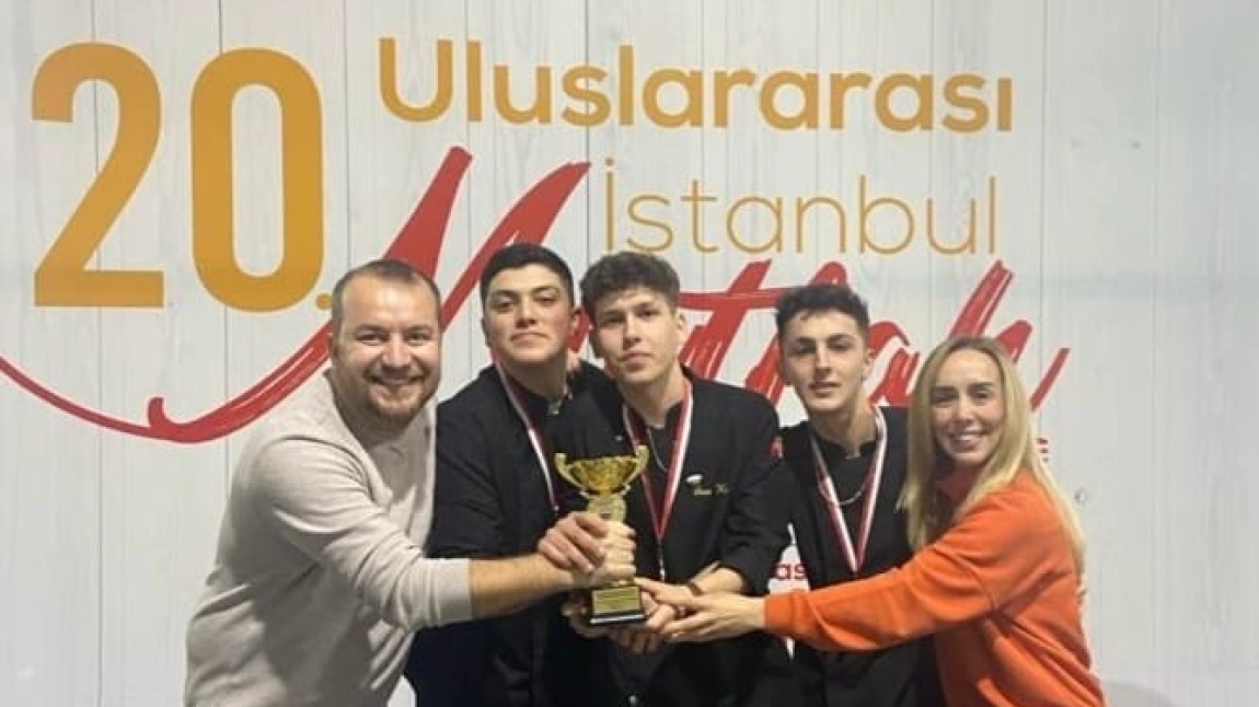 O Okul Safahat Sözlüğü Liseler arası En İyi Afiş Yarışması Birincisi