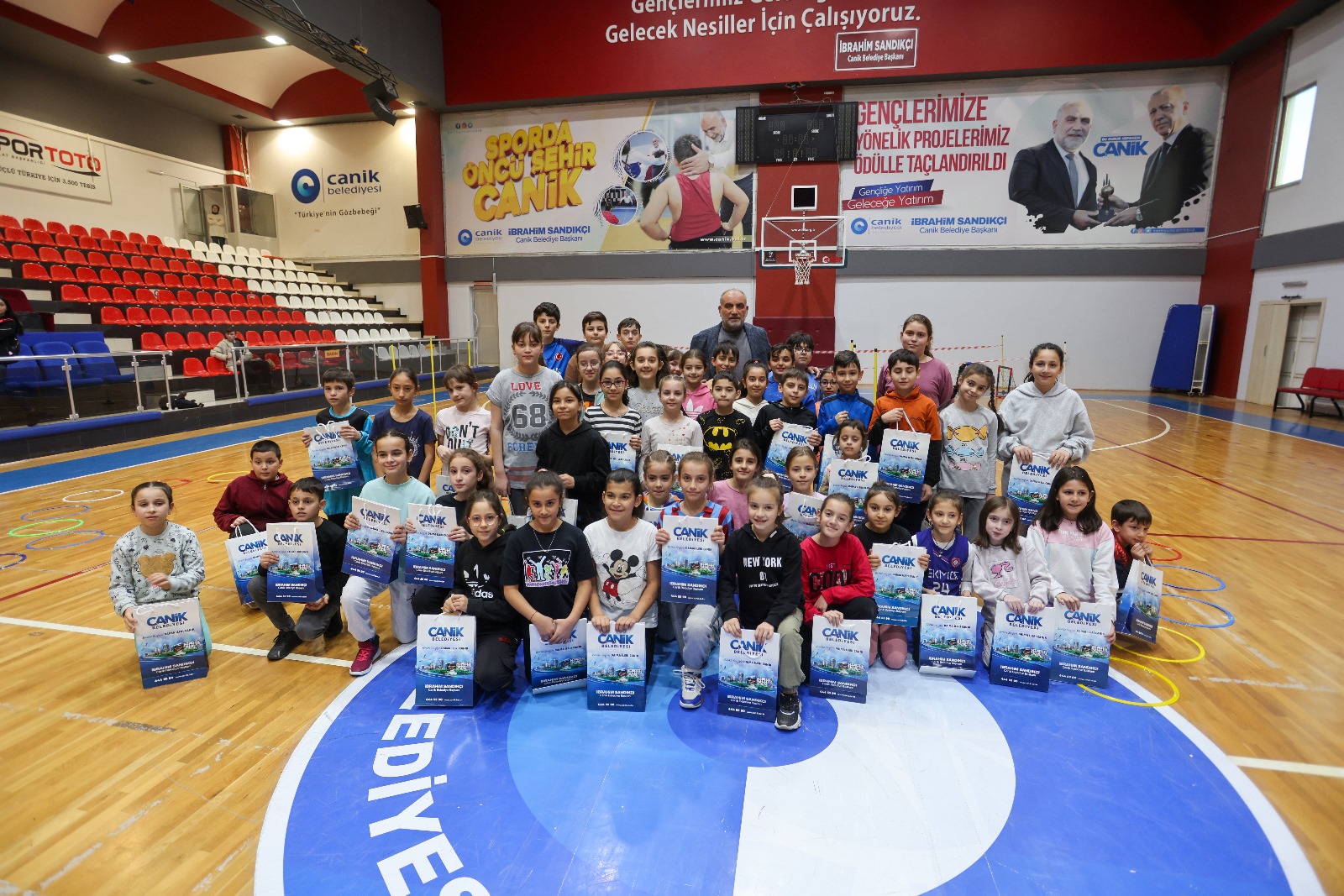 Canik’ten Öğrencilere Jest