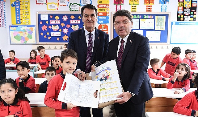 Başkan Dündar, Bakan Tunç ile birlikte karne dağıttı