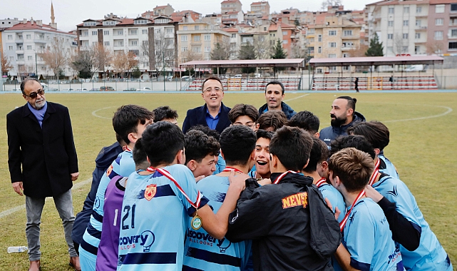 Şampiyona kupasını başkan Savran verdi