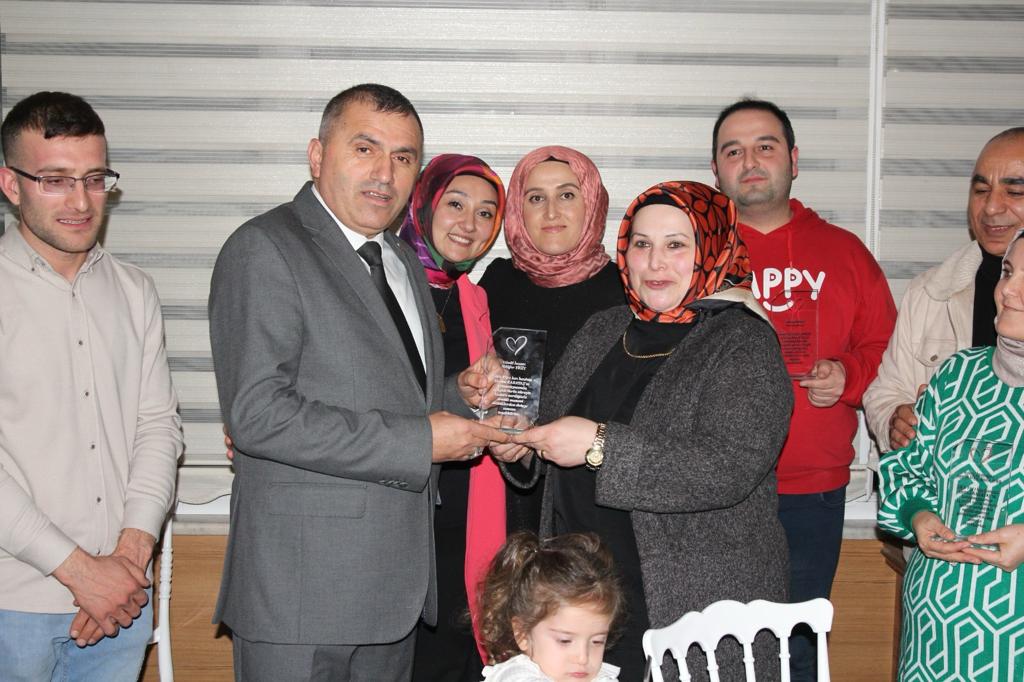 Mucur,Kahramanmaraş merkezli meydana gelen depremlerin yıl dönümü dolayısıyla bir mesaj yayımladı.