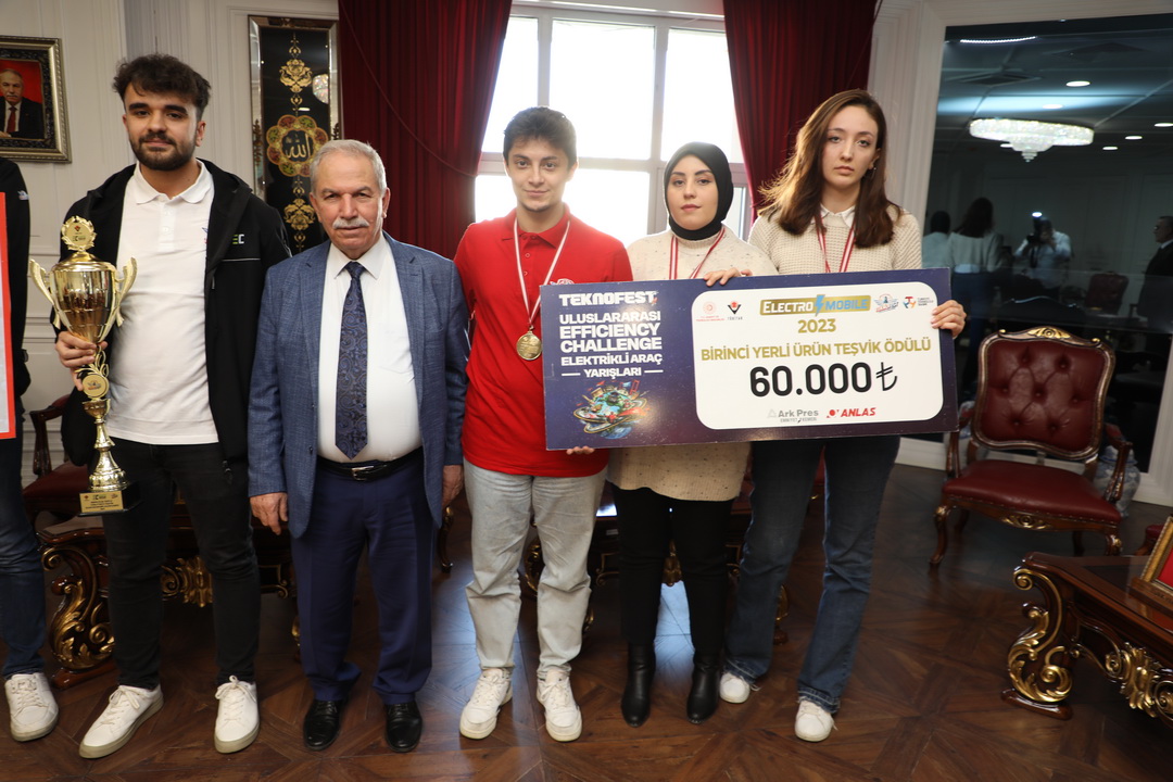 DEMİRTAŞ TEKNOFEST’TE DERECE YAPAN TAKIMLARI ÖDÜLLENDİRDİ