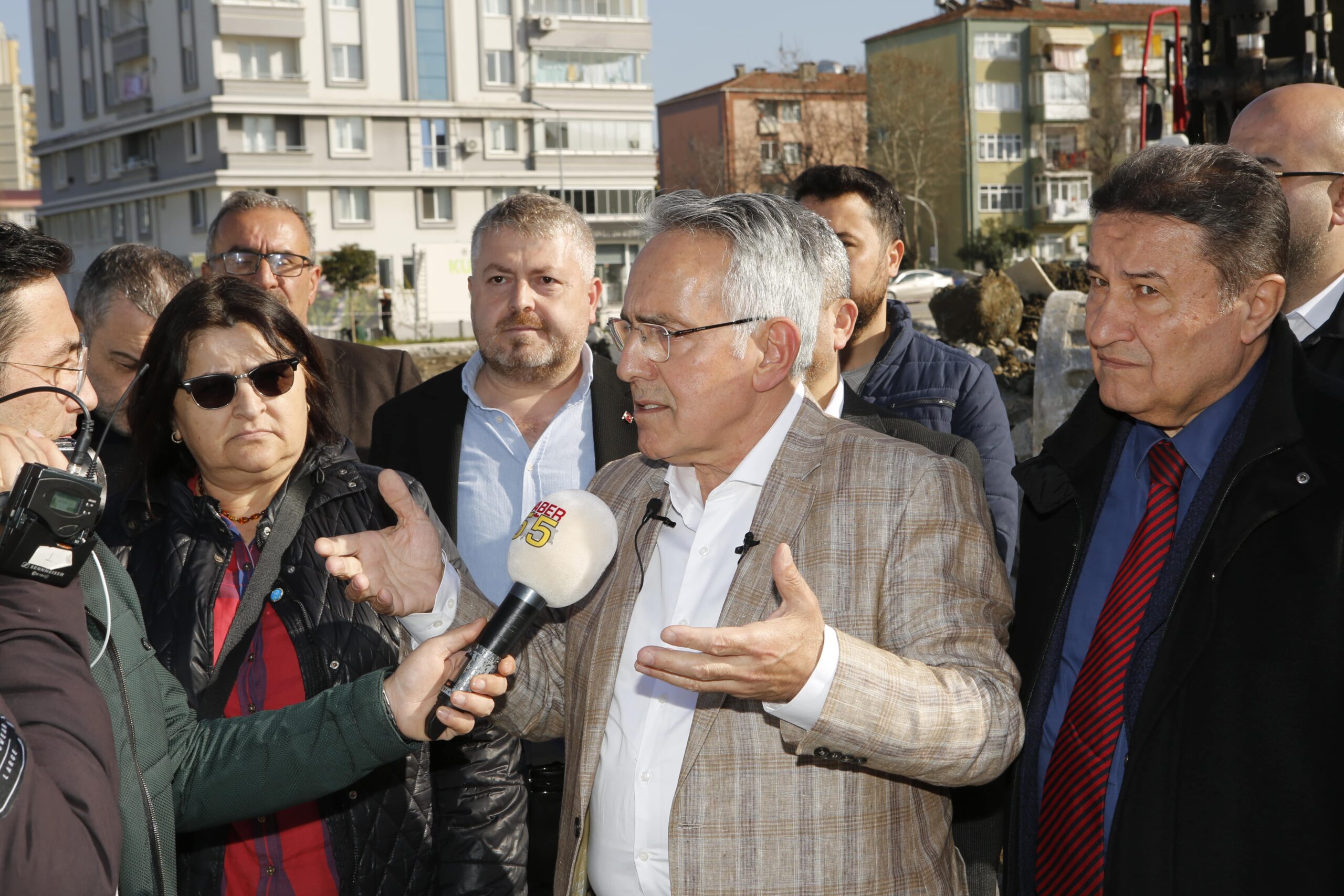ADEM BEKTAŞ’TAN KENT MEYDANI YIKIMINA TEPKİ