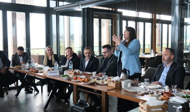 ATAKUM, ÖZLEM MARAŞ’I ÖZLEM MARAŞ ATAKUM’U KUCAKLIYOR