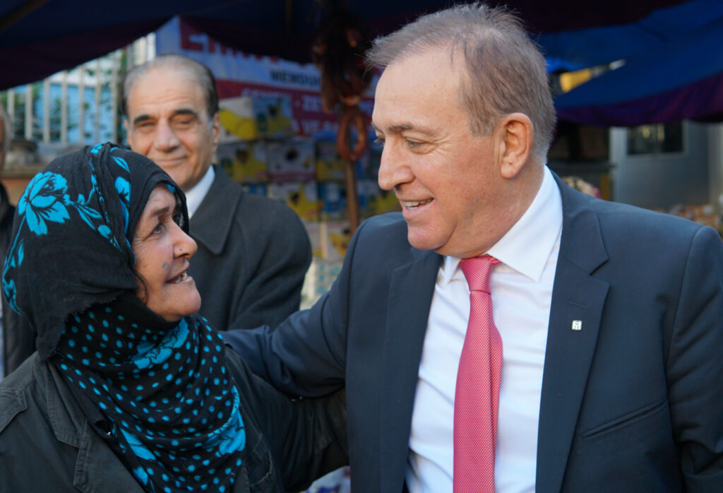 Cevat Öncü Pazar Yerinde Vatandaşlarla Kucaklaştı
