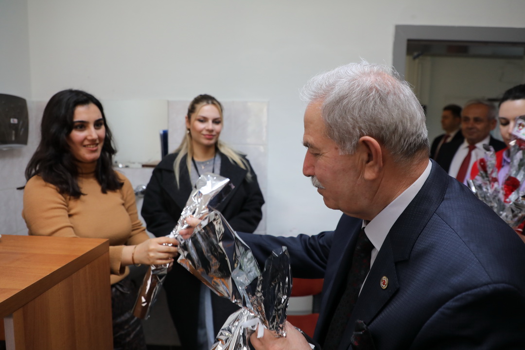 DEMİRTAŞ KADINLAR GÜNÜ’NÜ ÇİÇEKLE KUTLADI