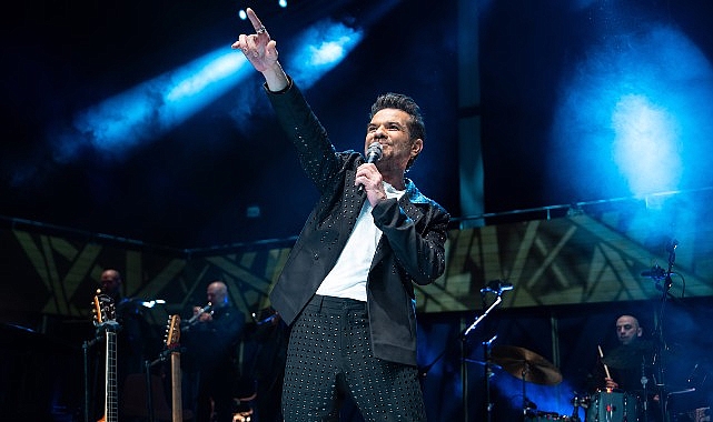 Kenan Doğulu, Heyecanla Beklenen “İhtimaller” Caz Konseriyle En Sevilen Parçalarını İzmirli Sevenleri İçin Seslendirdi