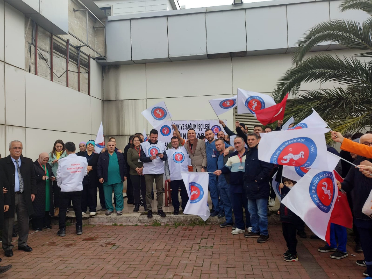 Sağlık emekçileri OMÜ'de hak arıyor