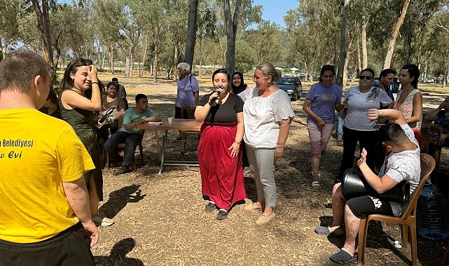 Efes Selçuk ve Kemalpaşa’nın engelsiz çocukları anneleriyle birlikte Pamucak Sahili’nde doyasıya eğlendi