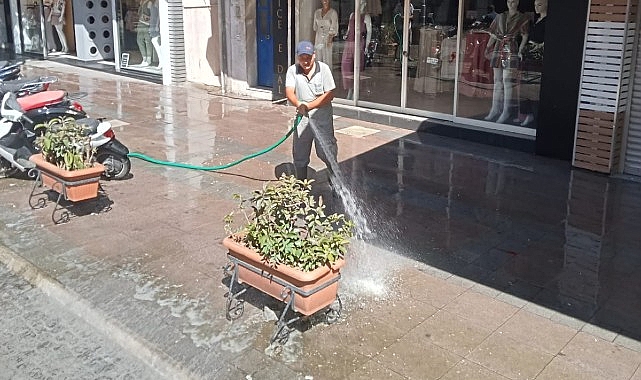 Salihli Belediyesi Temizlik İşleri Müdürlüğüne bağlı ekipler cadde ve sokak yıkama çalışmalarına ara vermeden devam ediyor
