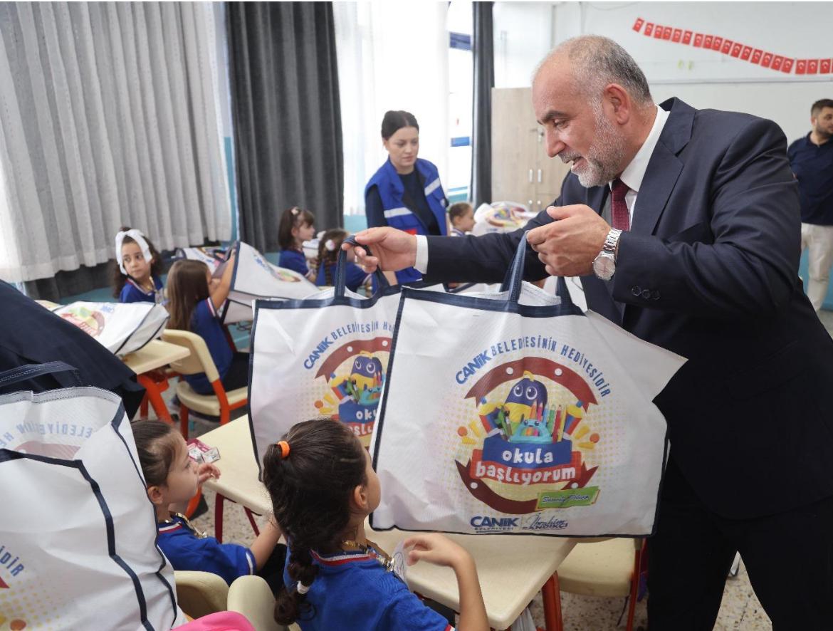 Sandıkçı: İlçemizde ilkokul birinci sınıfa başlayan tüm öğrencilerimize çanta ve kırtasiye seti hediye ettik