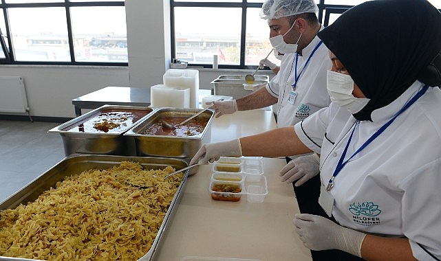 Nilüfer’de ihtiyaç sahiplerine sıcak yemek desteği