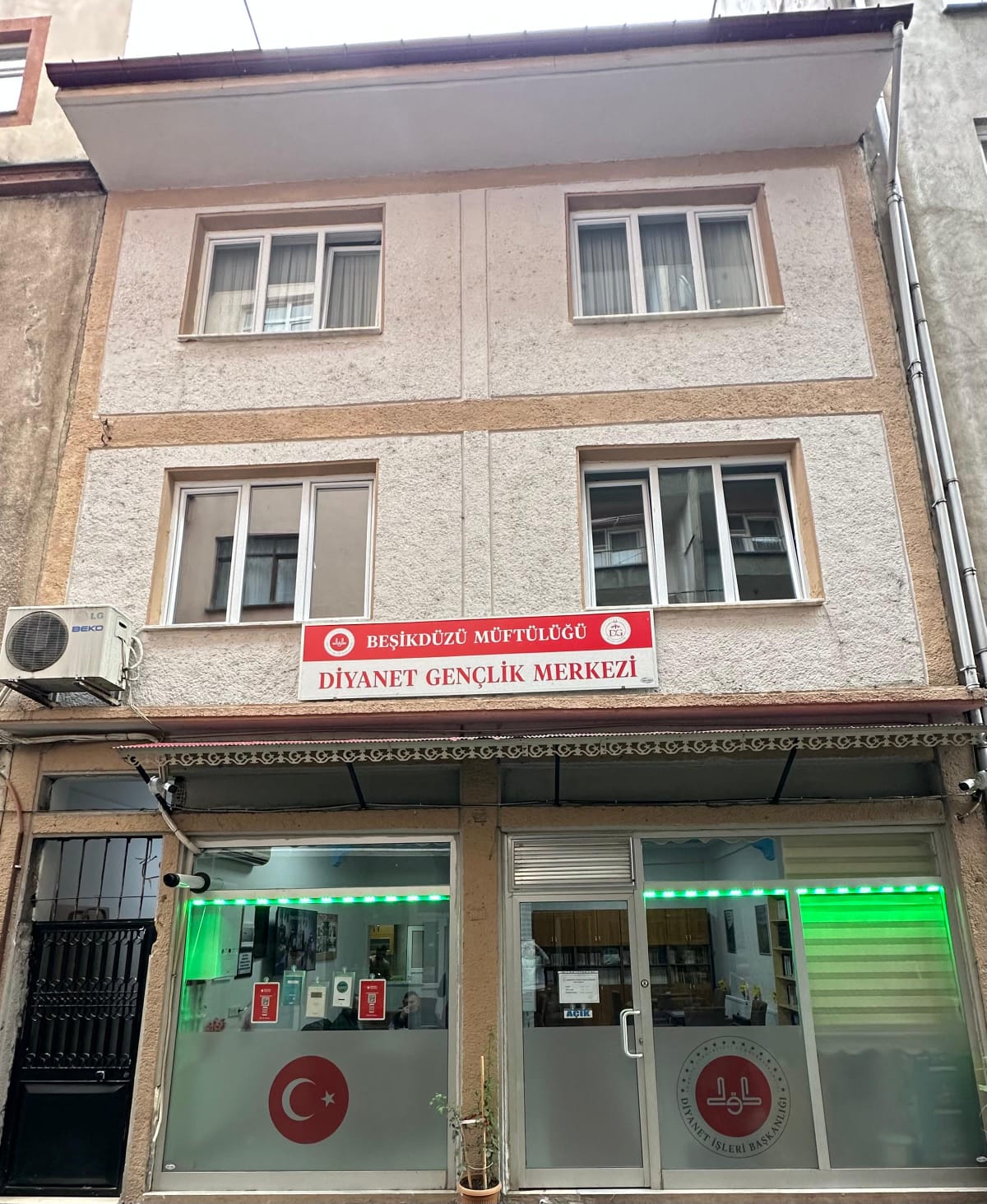 Beşikdüzü Müftülük Gençlik Merkezi göz kamaştırıyor