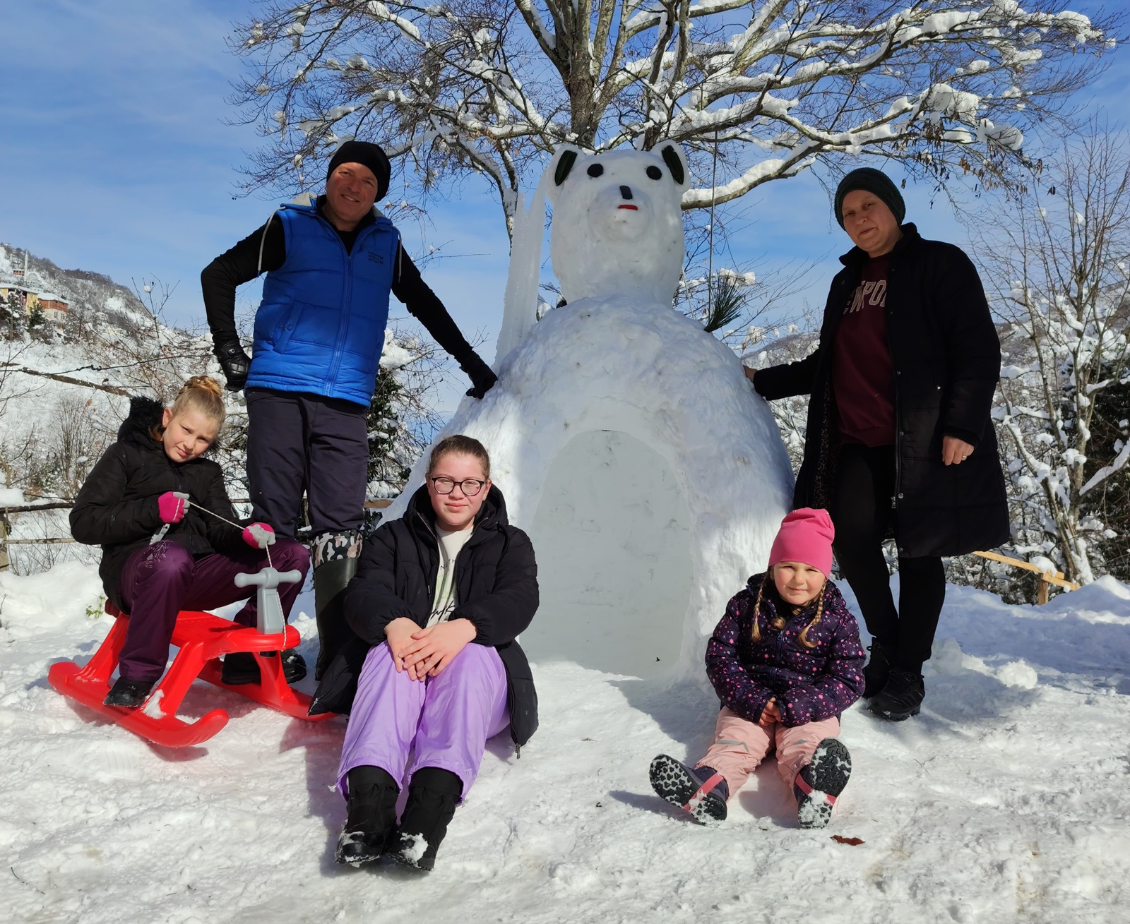 Şalpazarı’nda dededen torunlara kardan panda ev sürprizi