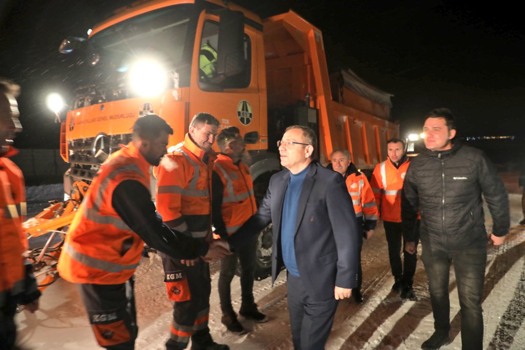 Kars Valisi Ziya Polat, karla mücadele ekibini ziyaret etti