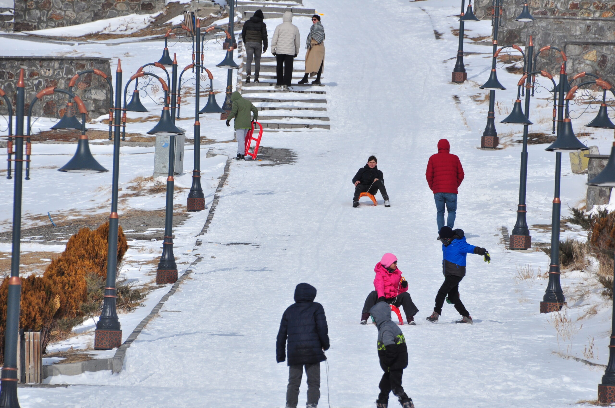 Kars’ta kar tatili çocukların eğlencesi oldu