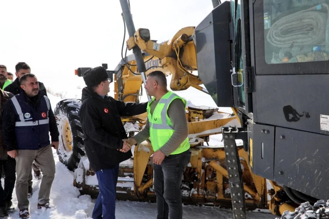 Kars Valisi Ziya Polat, karla mücadele çalışmalarını yerinde inceledi